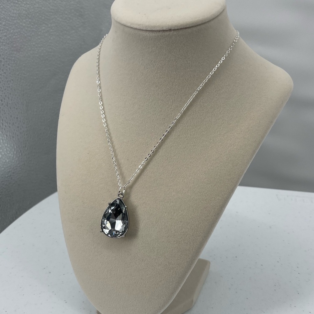 Charter Club Macy's NWT tear drop Faceted Crystal silver tone necklace